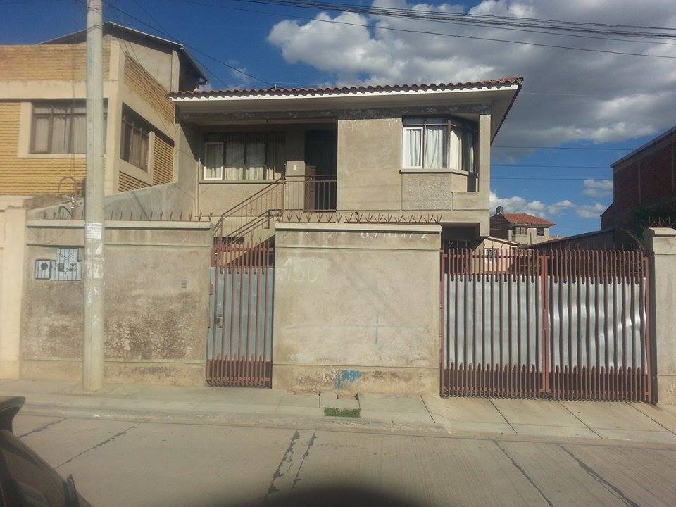 Casa en VentaCochabamba, Zona el castillo, Calle Los Pinos 243, Casa entre 2 avenidas - Av. Villazón y Av. Chapare. 7 dormitorios 4 baños 1 parqueos Foto 17