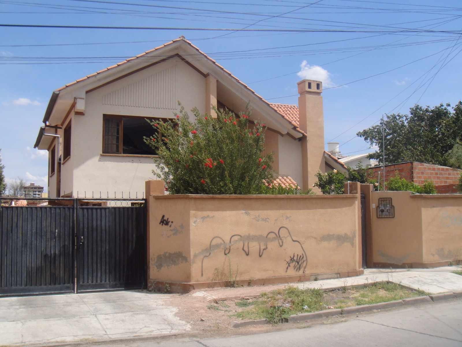 Casa en Cala Cala en Cochabamba 5 dormitorios 4 baños 3 parqueos Foto 4