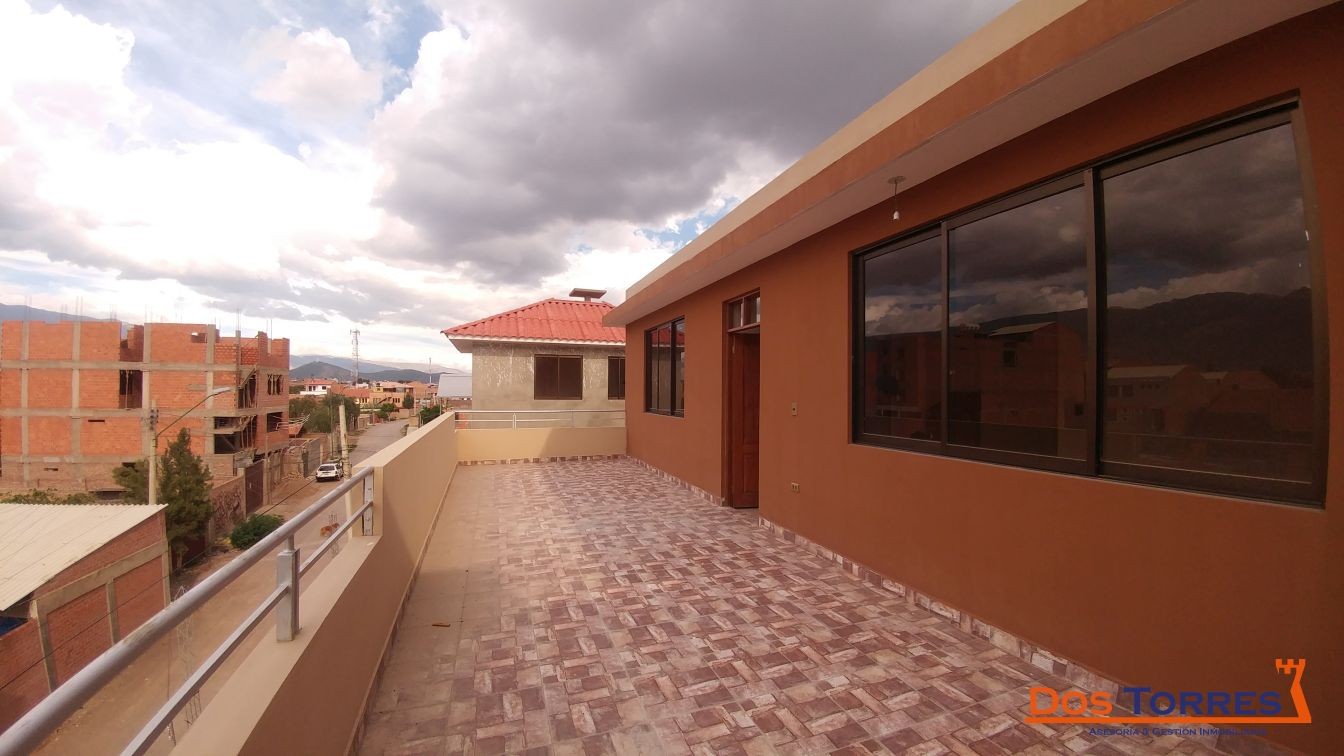Casa en La Chimba en Cochabamba 4 dormitorios 4 baños 2 parqueos Foto 3