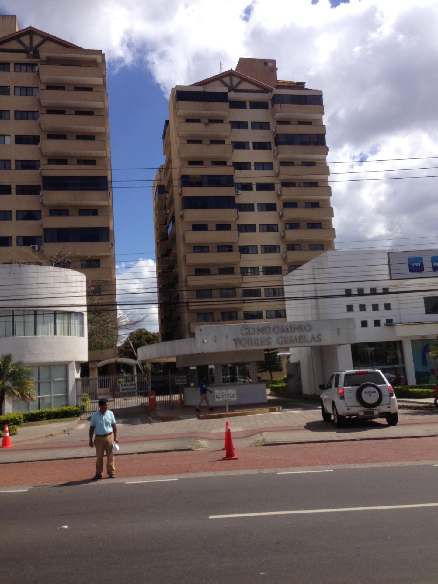 Departamento en VentaAv. BANZER # 222 Condominio Torres Gemelas  Foto 1