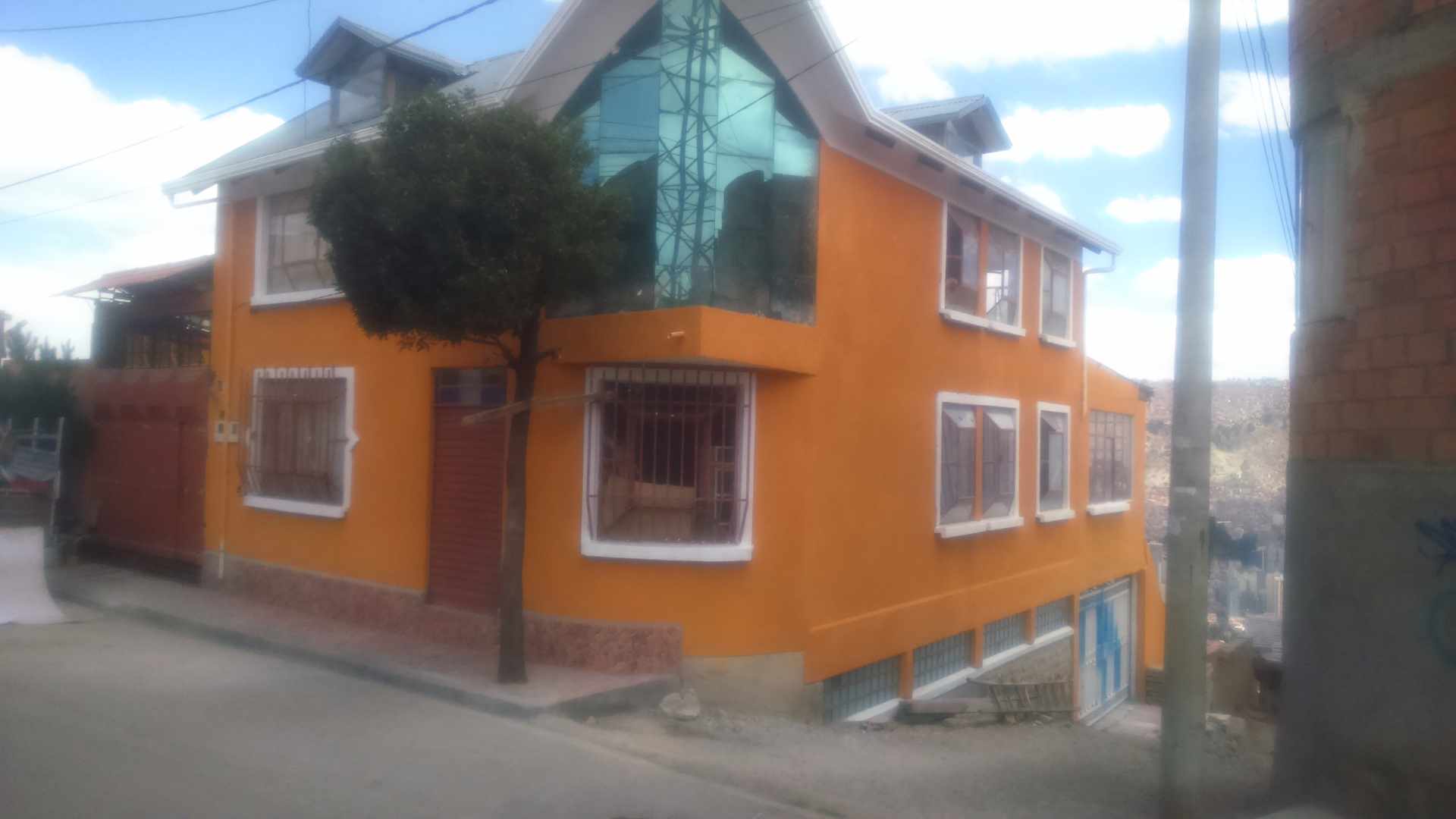 Casa en Pampahasi en La Paz 9 dormitorios 5 baños 2 parqueos Foto 1