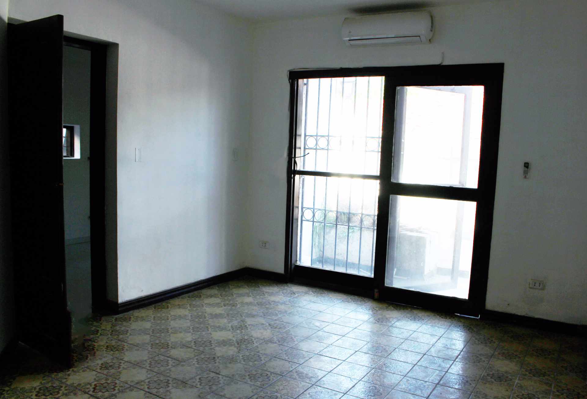 Casa Zona Equipetrol entre 2do y 3er anillo Av. San Martín calle 9 Foto 10