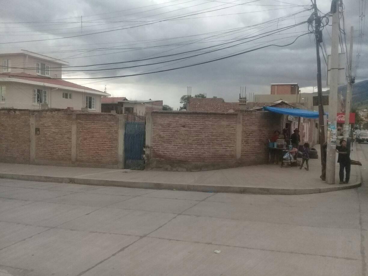 Terreno Avenida Chapare y Calle Venezuela Foto 3