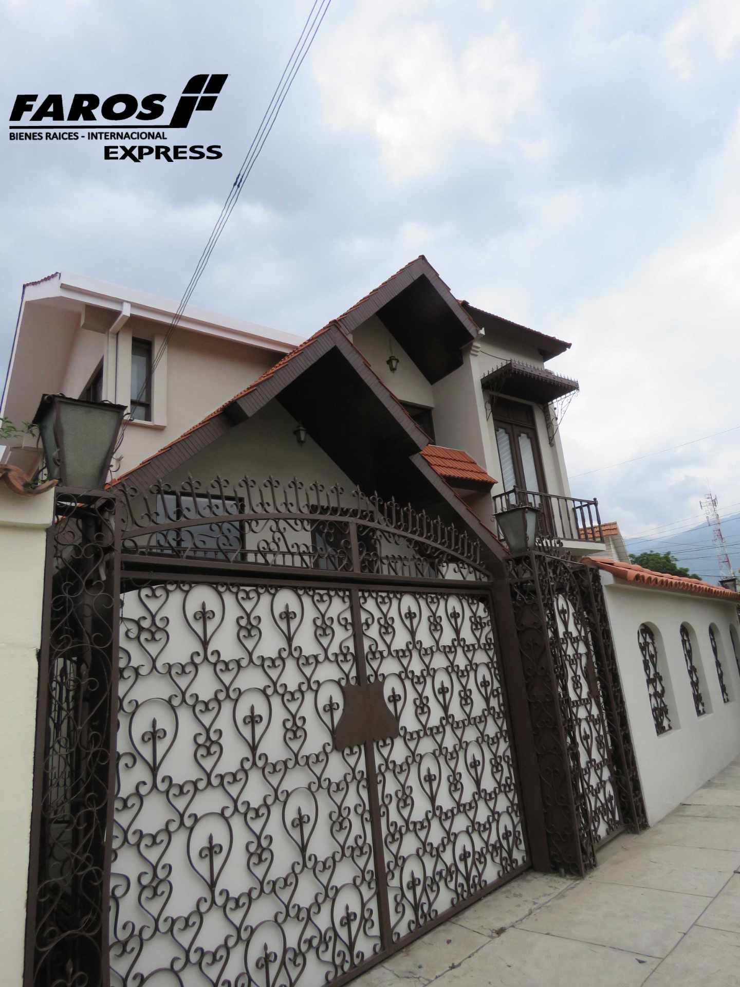 Casa en Cala Cala en Cochabamba 9 dormitorios 6 baños 4 parqueos Foto 8