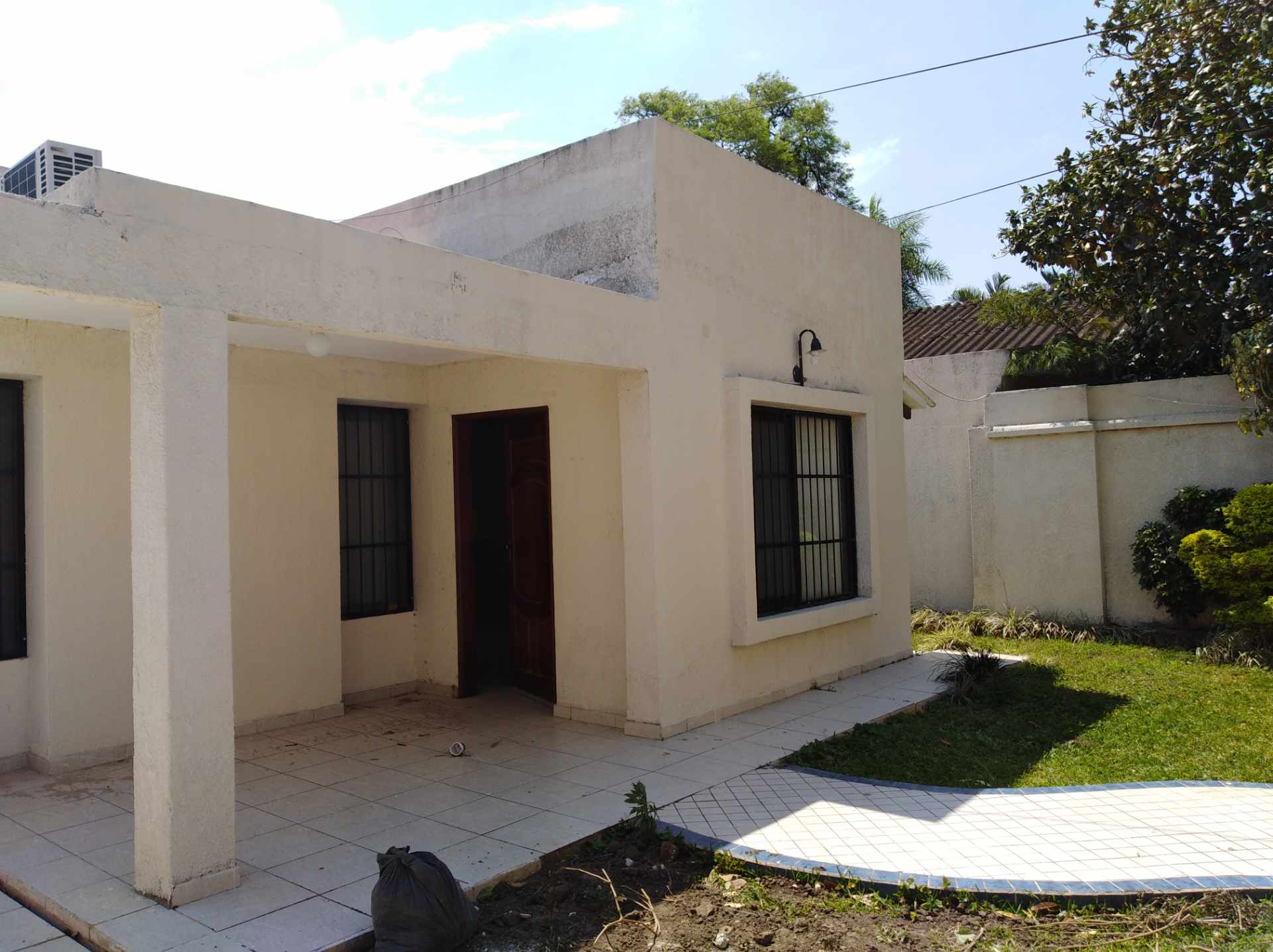 Casa en Barrio Urbari en Santa Cruz de la Sierra 3 dormitorios 3 baños 2 parqueos Foto 1