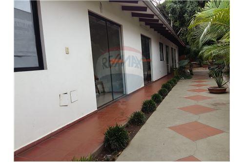 Local comercial en AlquilerShopping del Disfraz, Calle Ballivián #567 entre C Foto 3