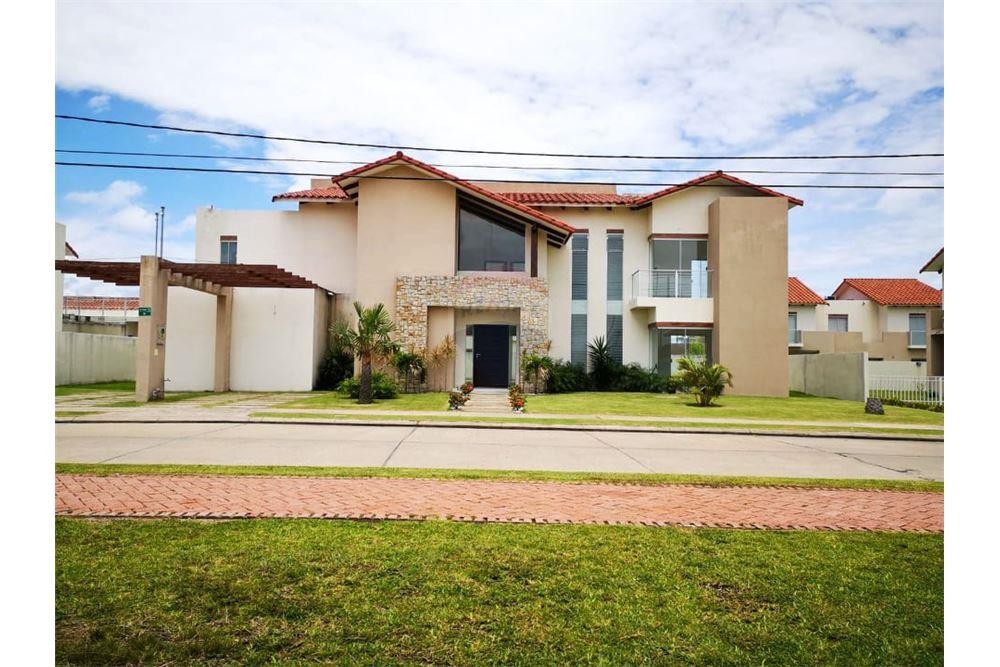 Casa en Urubó en Santa Cruz de la Sierra 5 dormitorios 5 baños 3 parqueos Foto 1