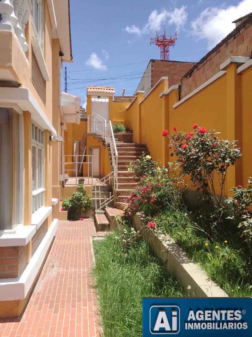 Casa en Cota Cota en La Paz 3 dormitorios 4 baños 1 parqueos Foto 8