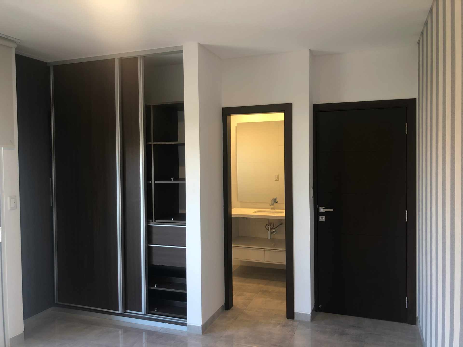 Departamento Condominio Condado 4 [Equipetrol, a lado del Colegio Alemán], Departamento a estrenar de lujo en alquiler de 2 suites + 1 parqueo techado. [1000$us., expensas incluidas] Foto 7