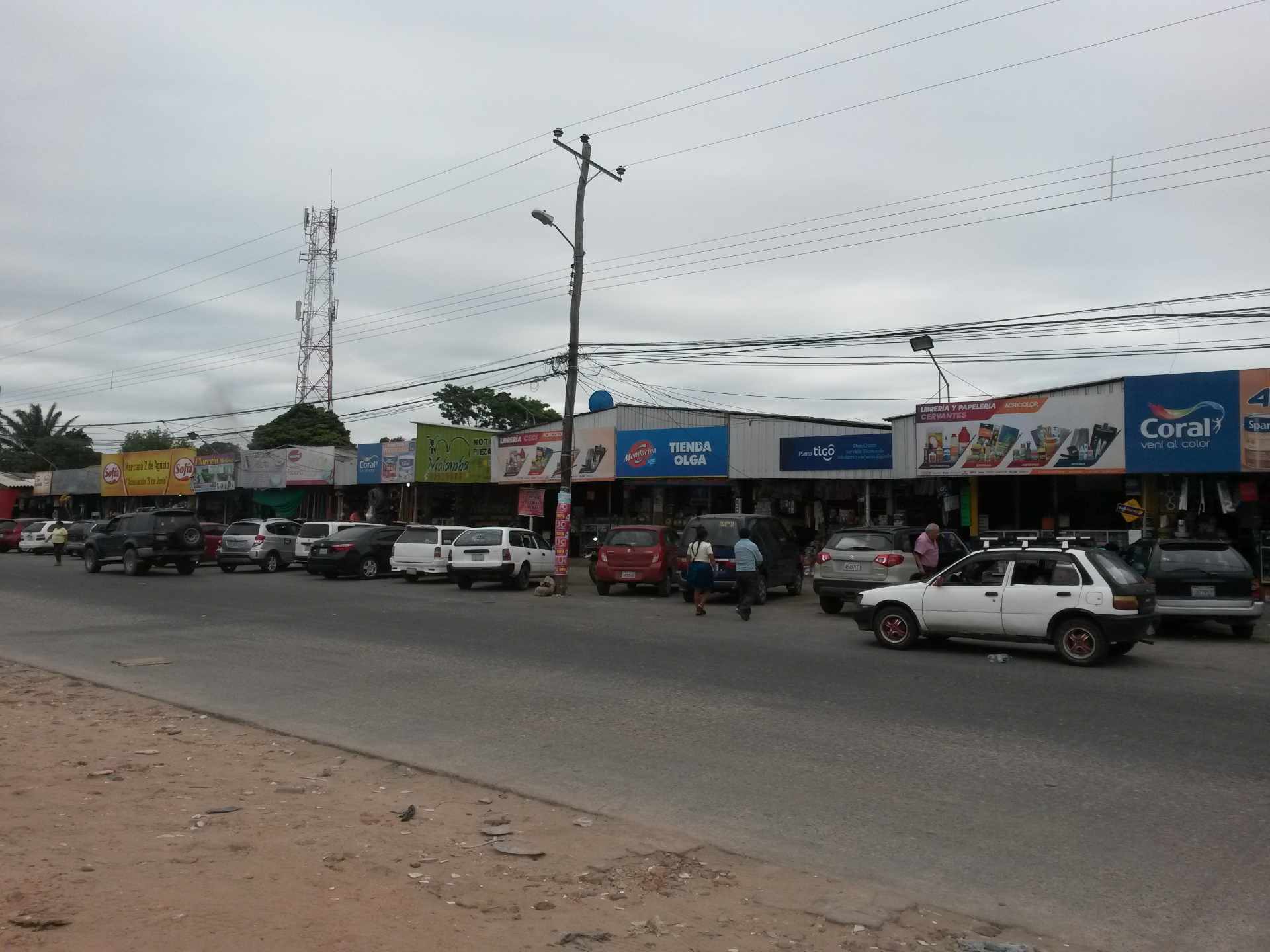 Local comercial Sobre av. 2 de Agosto, frente al MERCADO 2 DE AGOSTO, lado del CAMBODROMO. Foto 3