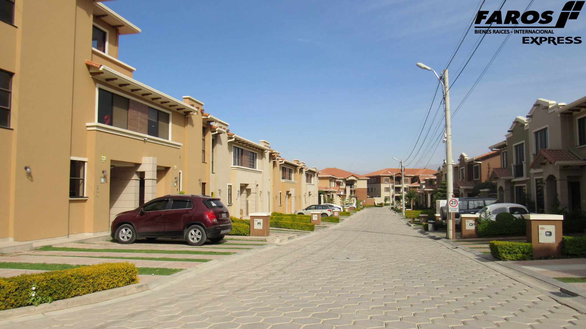 Casa en VentaCASA EN CONDOMINIO DE PRESTIGIO TIQUIPAYA 3 dormitorios 2 baños 2 parqueos Foto 2