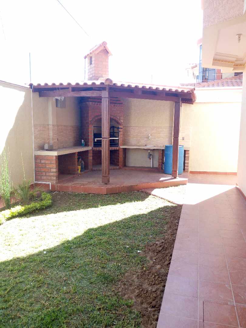 Casa en La Chimba en Cochabamba 6 dormitorios 6 baños 3 parqueos Foto 11