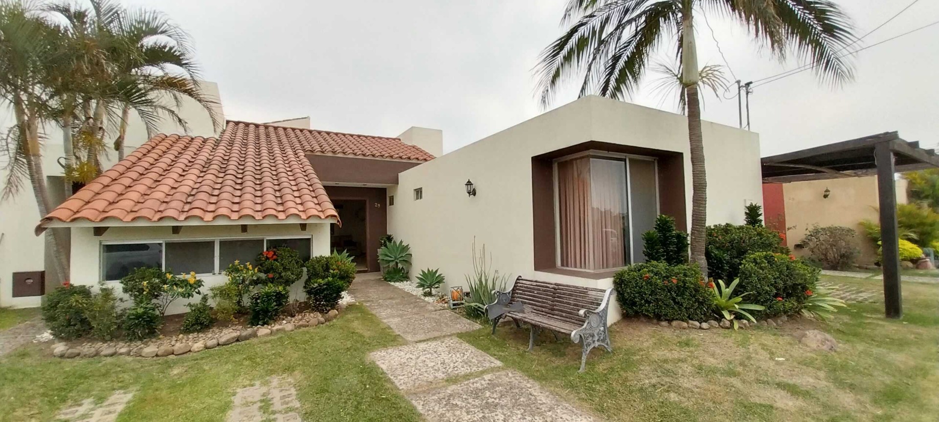 PROPIETARIO VENDO HERMOSA Y AMPLIA CASA 7º ANILLO ESTE