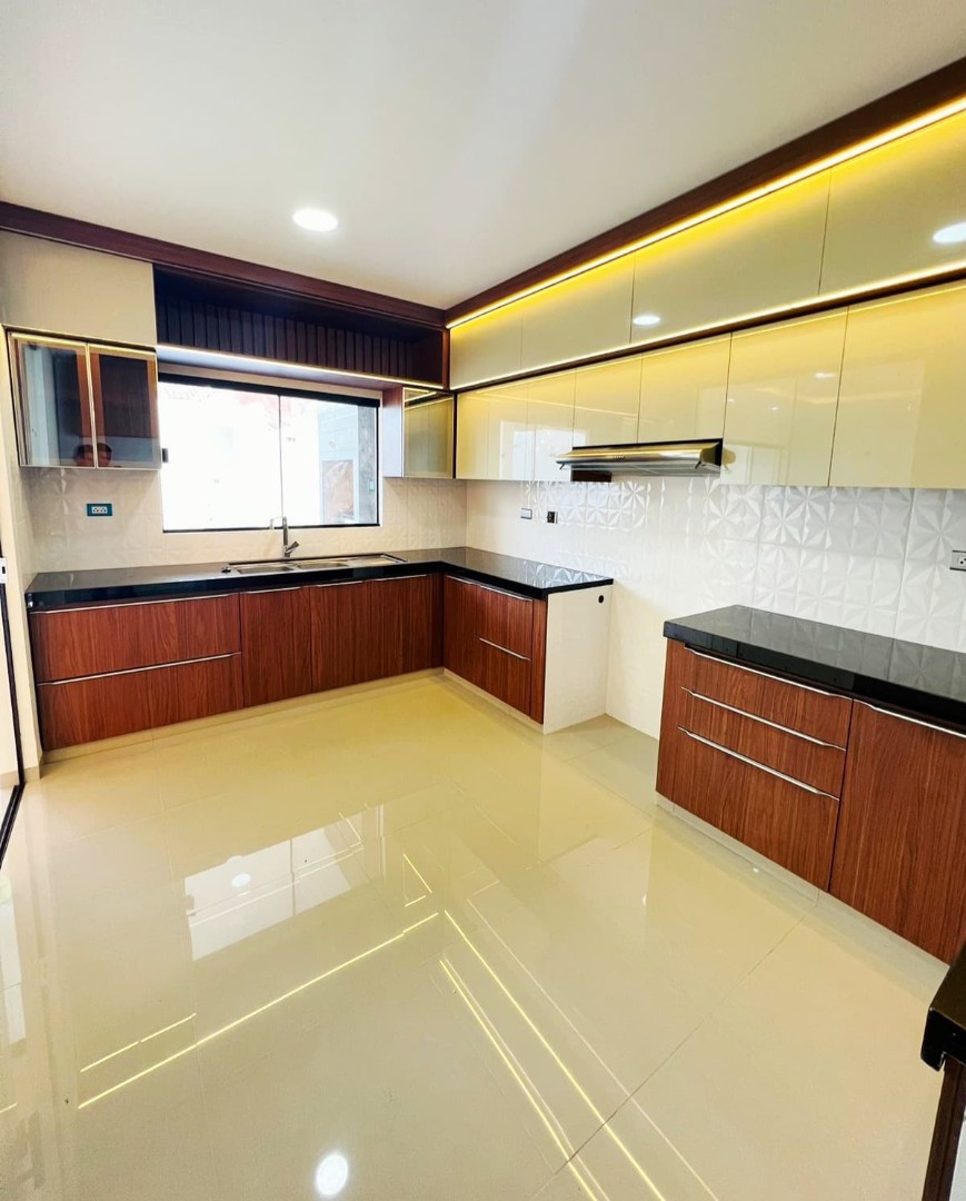 Casa en VentaAv. Alemana entre 7mo y 8vo anillo Foto 3