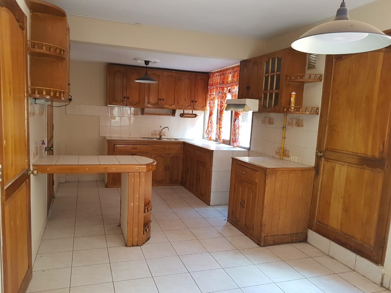 Casa Avenida Atahuallpa frente al segundo tanque de semapa Foto 17