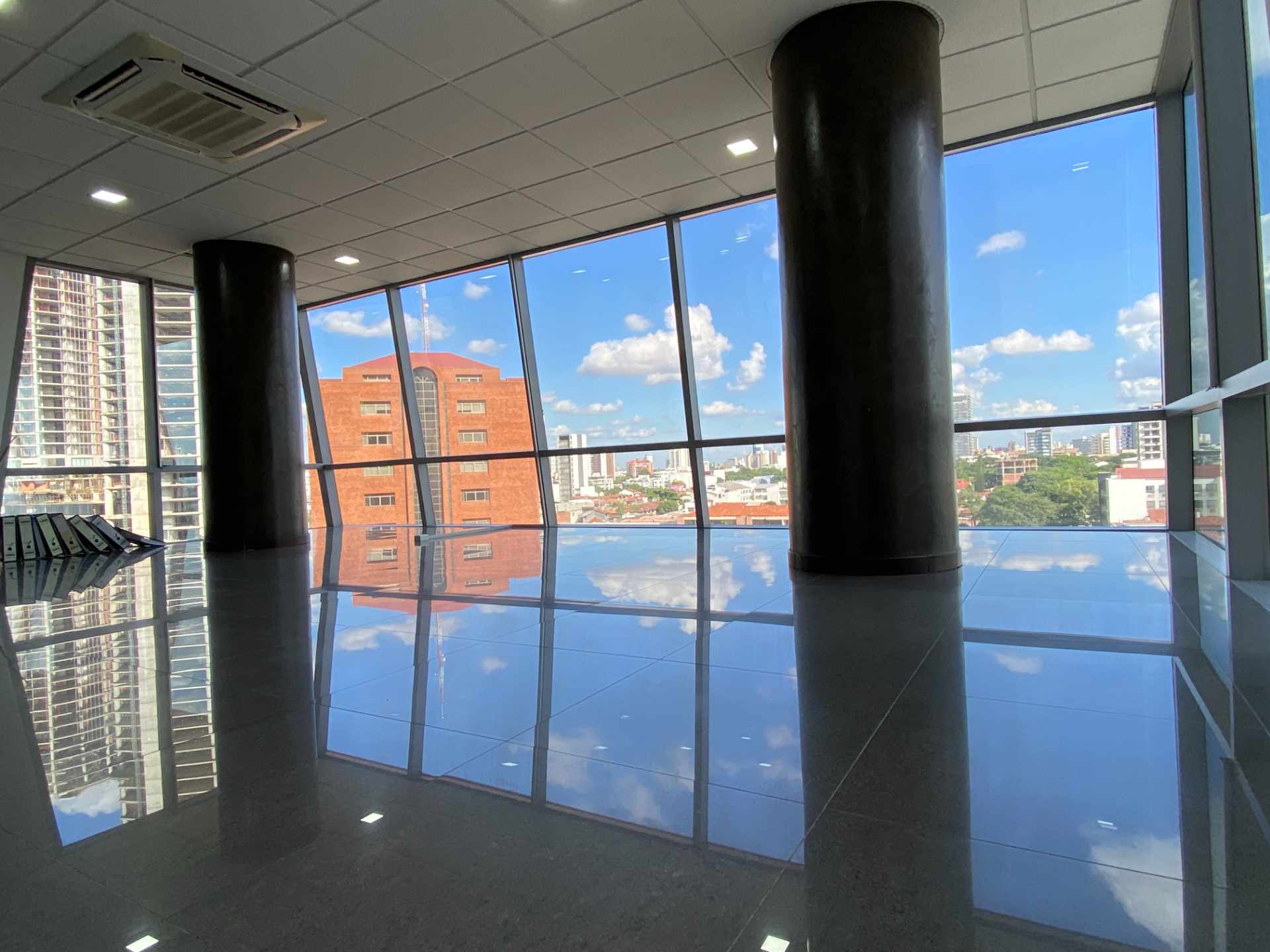 Oficina TORRE ALAS piso 5. Equipetrol Norte (Triángulo de ORO / Zona Empresarial) Av. San Martín entre 3er y 4to anillo.  Foto 5