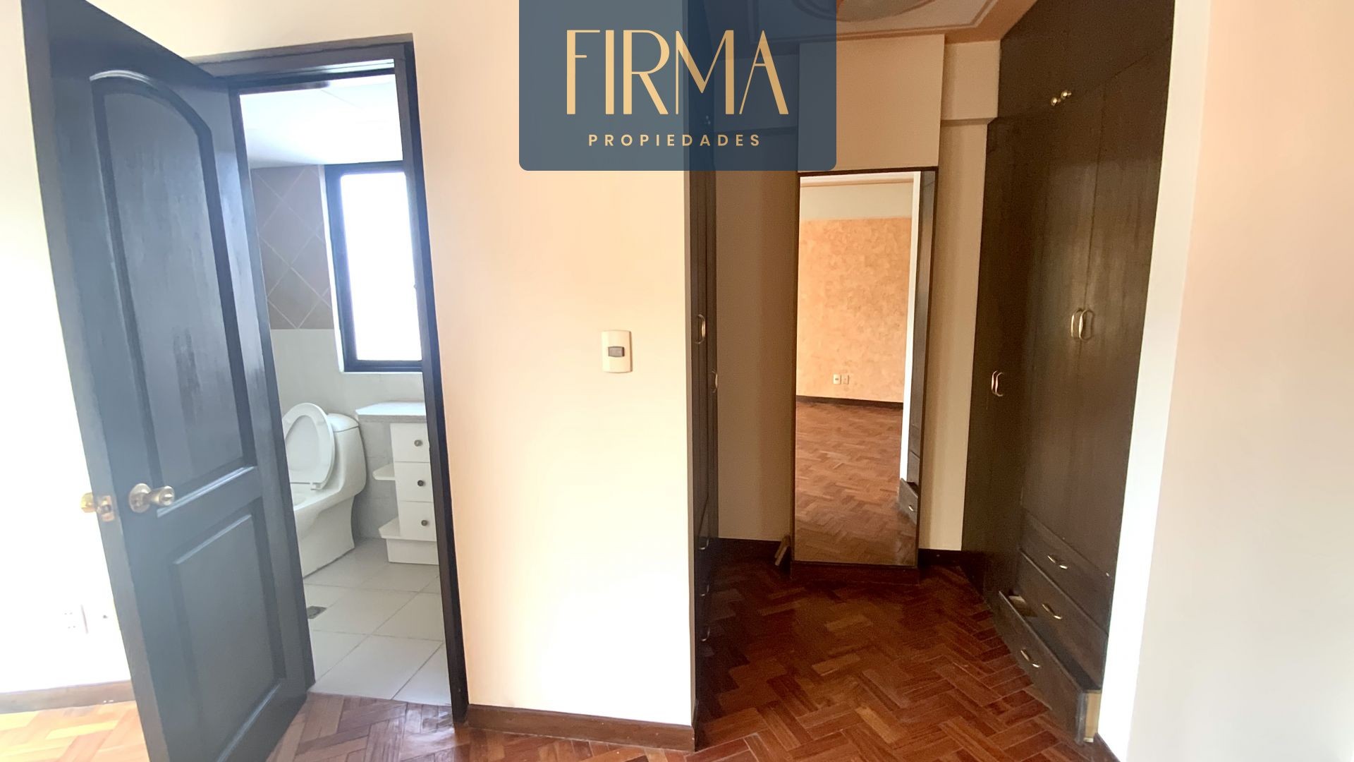 Departamento en VentaCOMPRA ESTE AMPLIO Y CÉNTRICO DEPARTAMENTO EN MIRAFLORES 5 dormitorios 4 baños 1 parqueos Foto 2