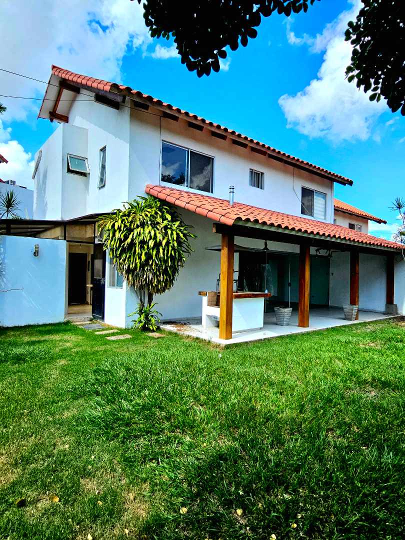 Casa en Entre 5to y 6to anillo Norte en Santa Cruz de la Sierra 3 dormitorios 3 baños 2 parqueos Foto 2