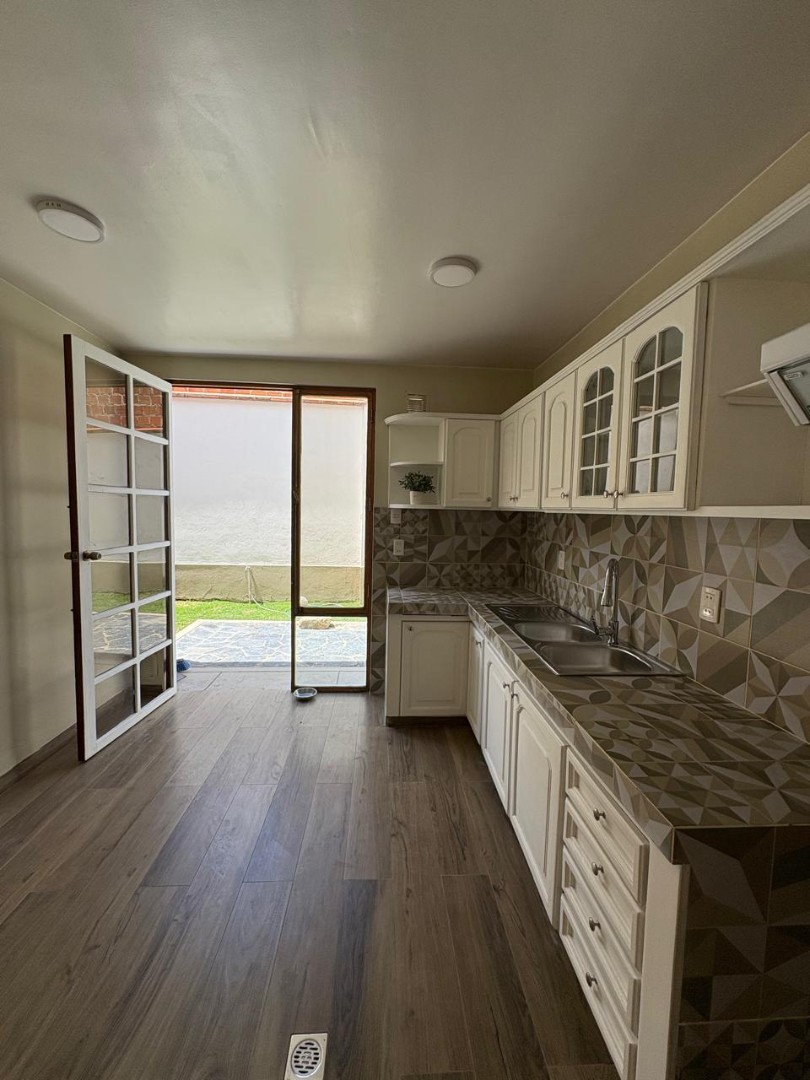 Casa en AlquilerBonita Casa en Alquiler
3 dormitorios, Achumani Foto 9