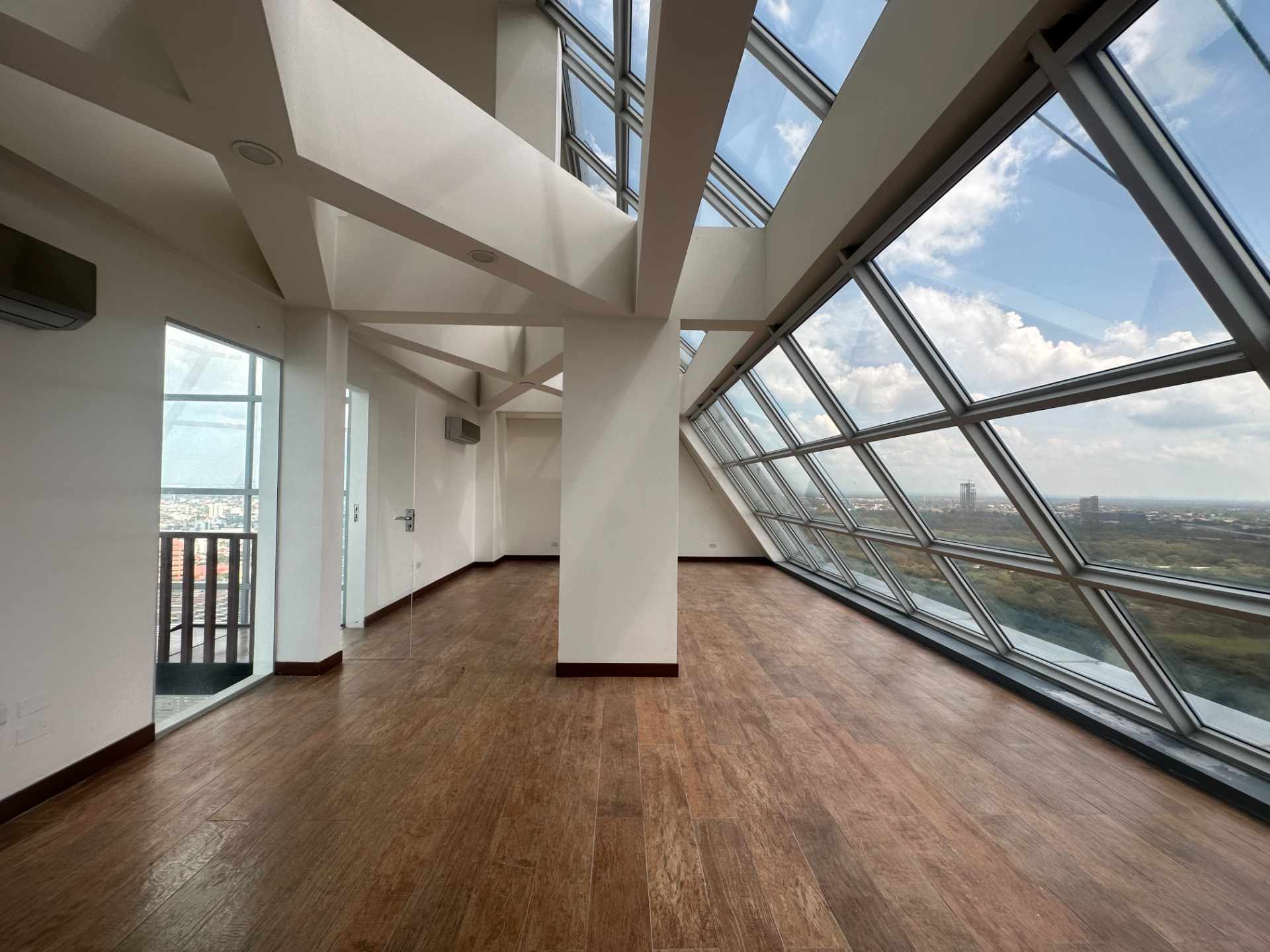 Oficina en Equipetrol en Santa Cruz de la Sierra 10 dormitorios 3 baños 2 parqueos Foto 15