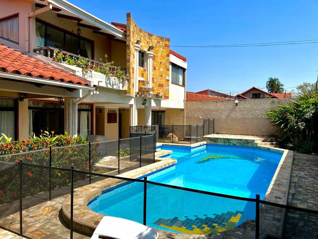 Terreno en VentaEn Ubicación Privilegiada De Ocasión En Venta Amplio Terreno (1.105 m2) con casa Ideal para Desarrollo Inmobiliario o Comercial - 3er Anillo y Radial 26    Foto 3
