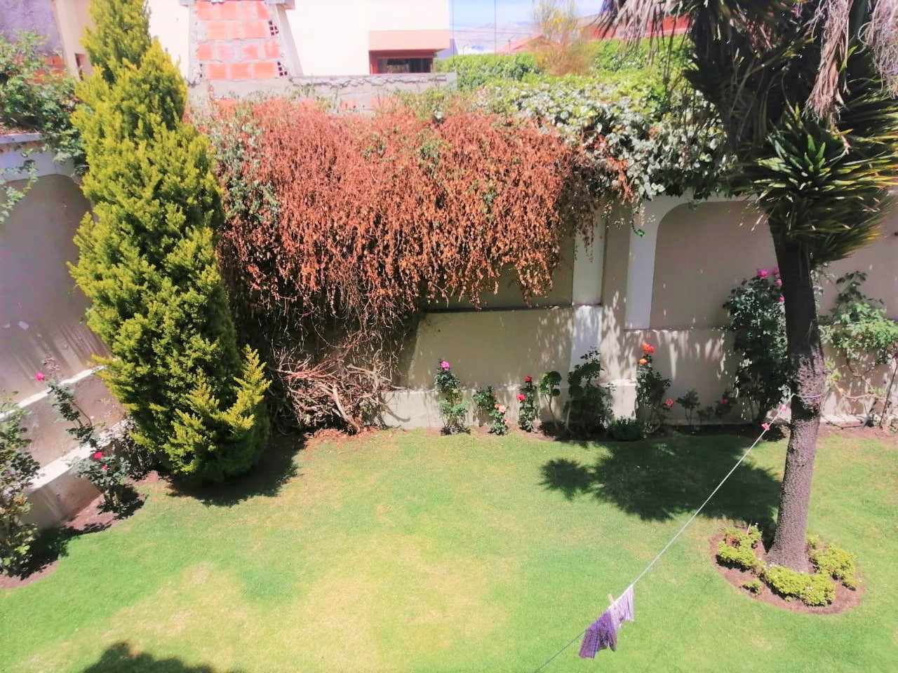 Casa en VentaCASA VENTA / ALQUILER - LOS PINOS 4 dormitorios 4 baños 2 parqueos Foto 4