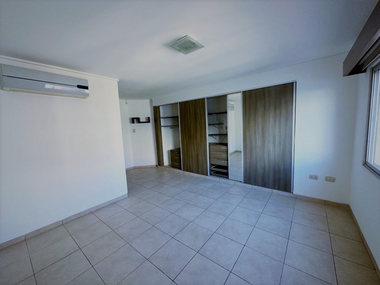 Departamento en VentaPrecio de Ocasión: En Venta Amplio y Hermoso Depto de 134 m2 Equipado con Garaje Incluido 4 dormitorios 4 baños 1 parqueos Foto 3