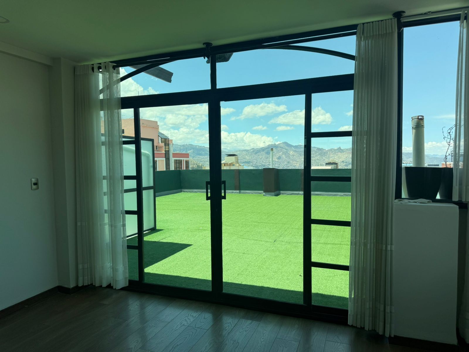 Departamento en VentaCalle Fernando Guachalla, entre 20 de octubre y 6 de agosto 3 dormitorios 2 baños 1 parqueos Foto 1