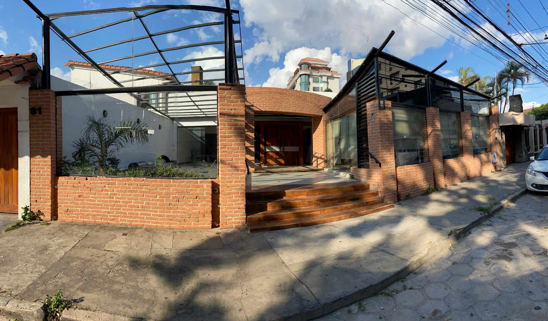 Local comercial en Entre 1er y 2do anillo Norte en Santa Cruz de la Sierra  3 baños  Foto 2