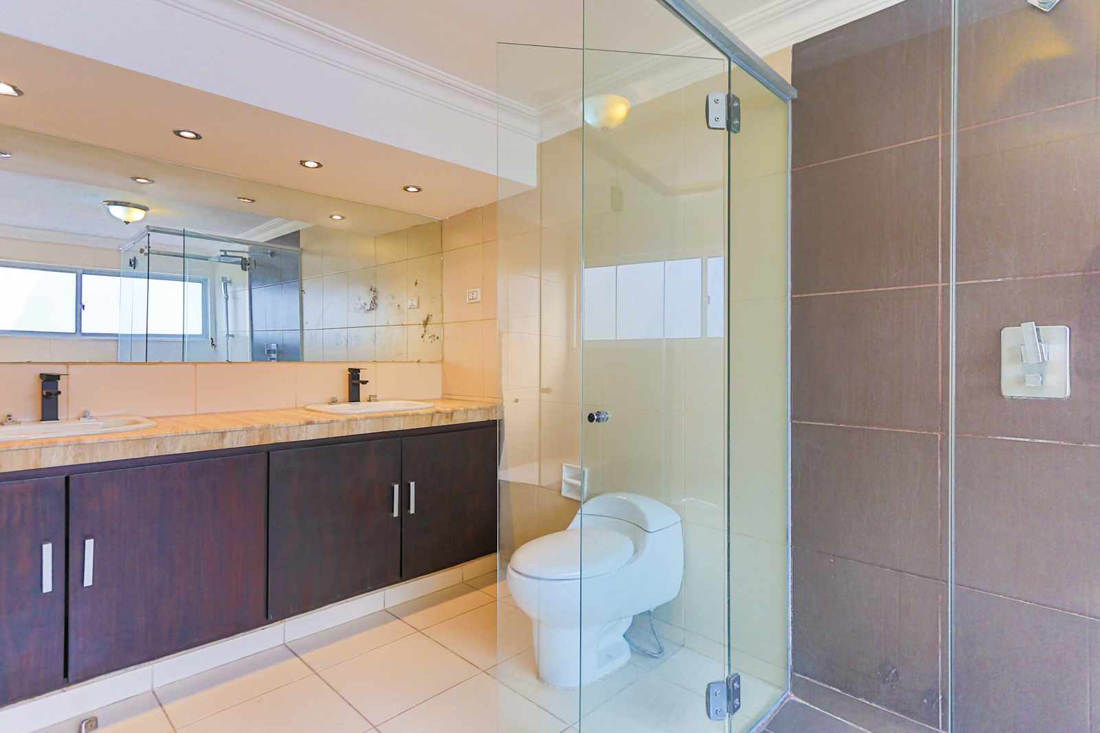 Casa en AlquilerZona Norte, 6to Anillo condominio Ciudad Jardin  4 dormitorios 4 baños 3 parqueos Foto 8