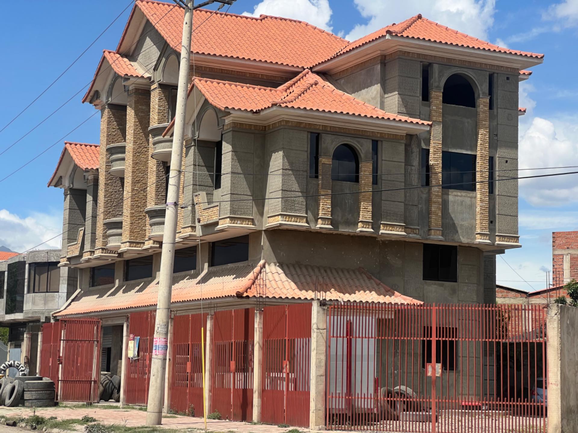 Casa en Quillacollo en Cochabamba 7 dormitorios 8 baños 1 parqueos Foto 3