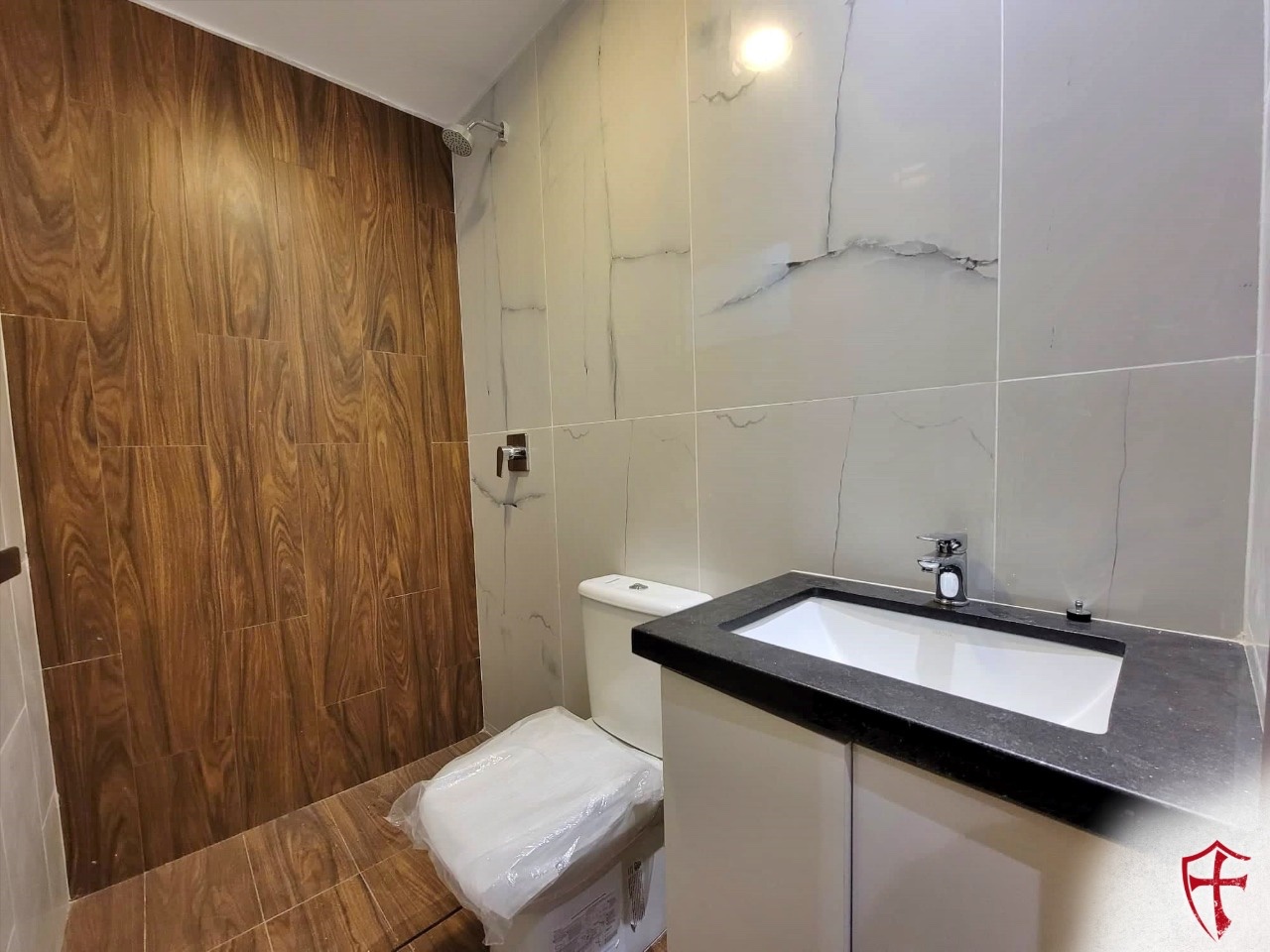 Casa Av banzer y canal pedro velez 7mo anillo Foto 11