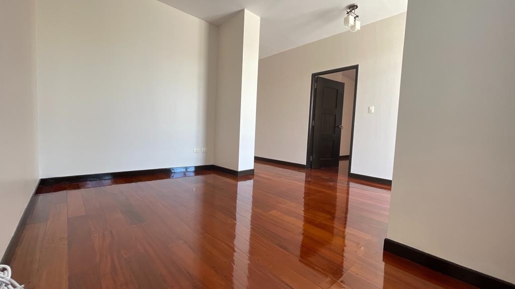 Departamento en AlquilerPENTHOUSE CON TERRAZA PRIVADA EN ALQUILER EN ACHUMANI 4 dormitorios 6 baños 2 parqueos Foto 10