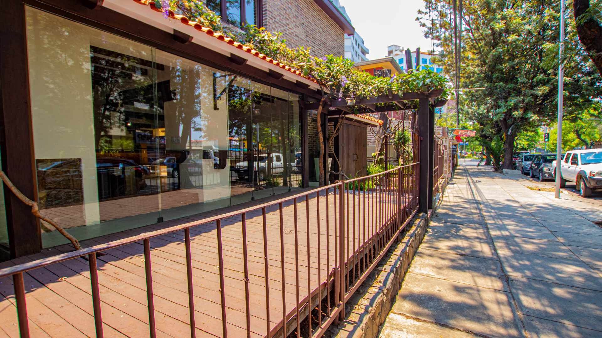 Casa en AlquilerAv. Salamanca - casi Plaza Constitución - Centro 7 dormitorios 2 baños  Foto 2