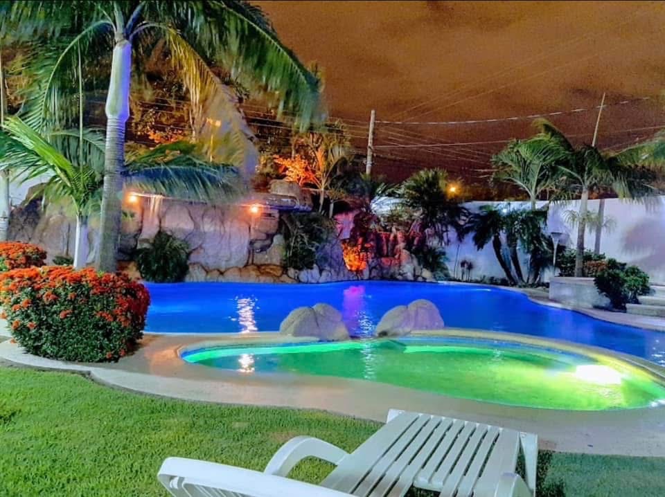 Departamento en AlquilerAV. ALEMANA entre 4to. Y 5to. anillo 4 dormitorios 3 baños 1 parqueos Foto 1