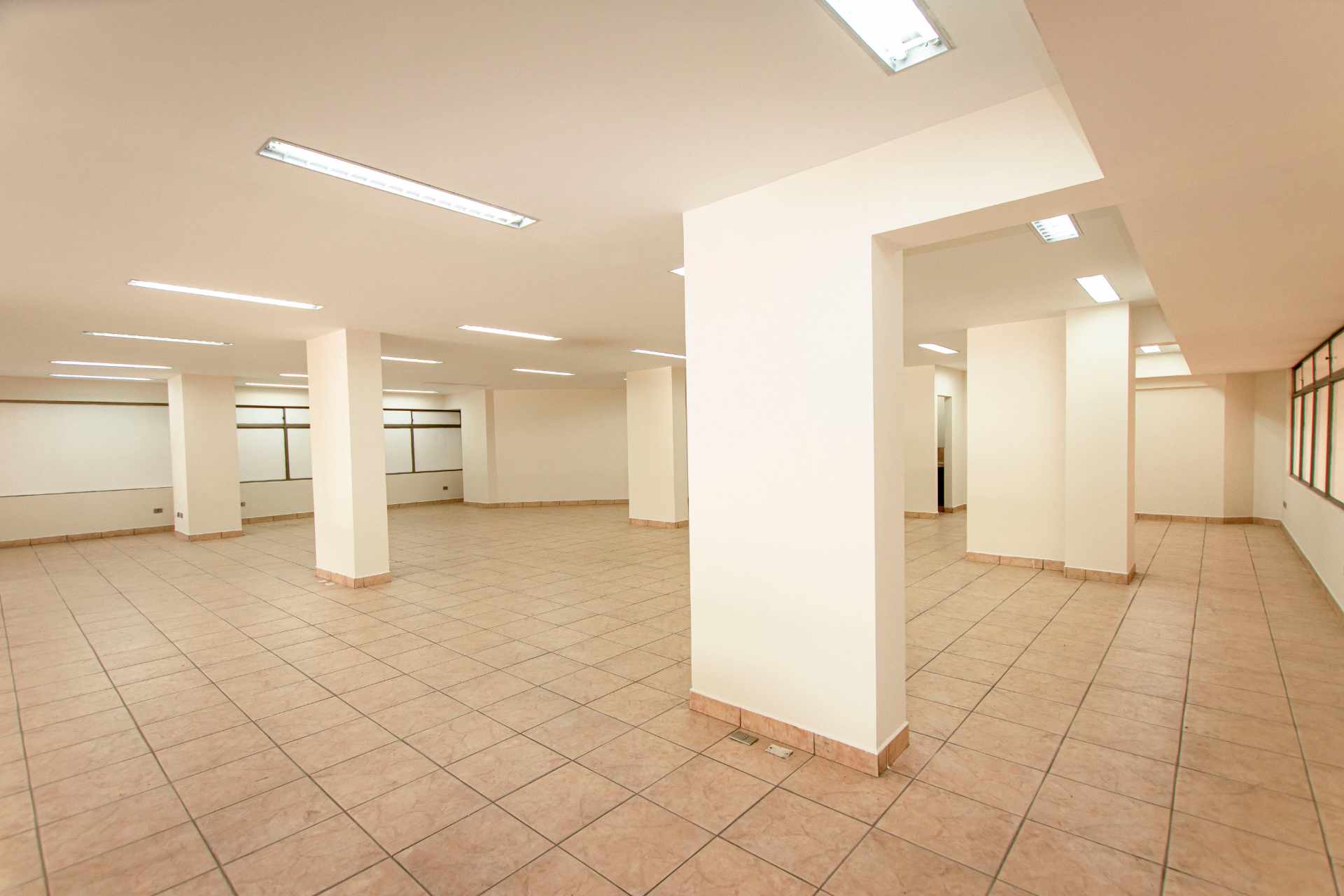 Local comercial en AlquilerAv. Ballivian, Prado - Edif. Torres del Sol - Centro - Cochabamba  2 baños  Foto 3