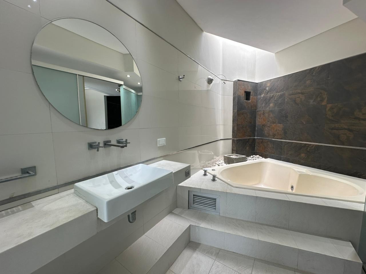 Casa en Entre 4to y 5to anillo Norte en Santa Cruz de la Sierra 5 dormitorios 6 baños 2 parqueos Foto 5