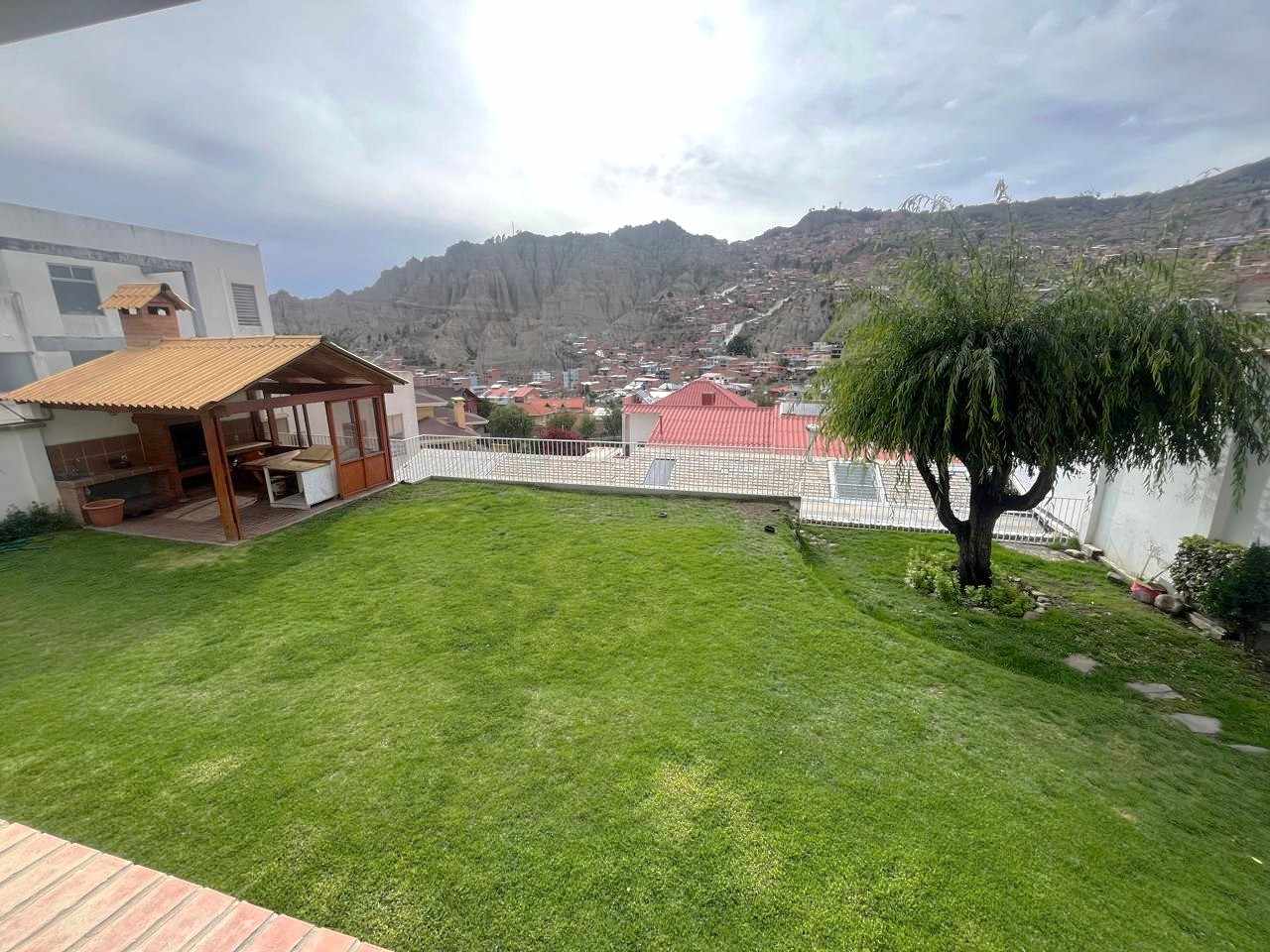Casa en Venta Amplia y acogedora casa en venta en Irpavi – Zona El Vergel 3 dormitorios 3 baños 3 parqueos Foto 12