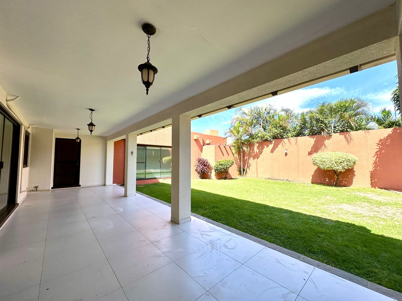 Casa en AlquilerCONDOMINIO LA HACIENDA II ALQUILO CASA 4 dormitorios 5 baños 4 parqueos Foto 9