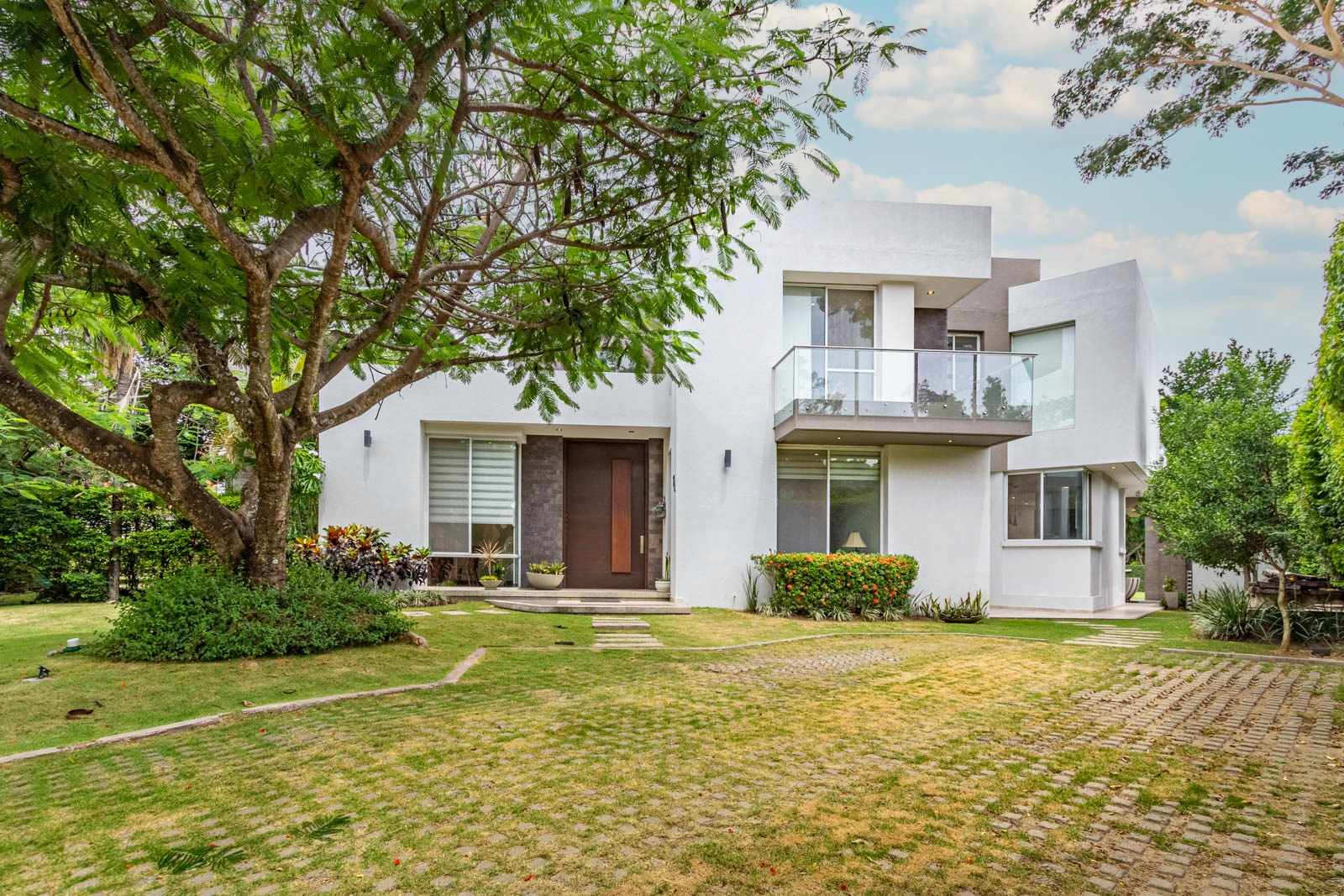 Casa URUBO CONDOMINIO JARDINES DEL URUBO 1
HERMOSA Y ELEGANTE AMOBLADA CASA EN ALQUILER !!!!
CON 4 HABITACIONES SUITE  Foto 4