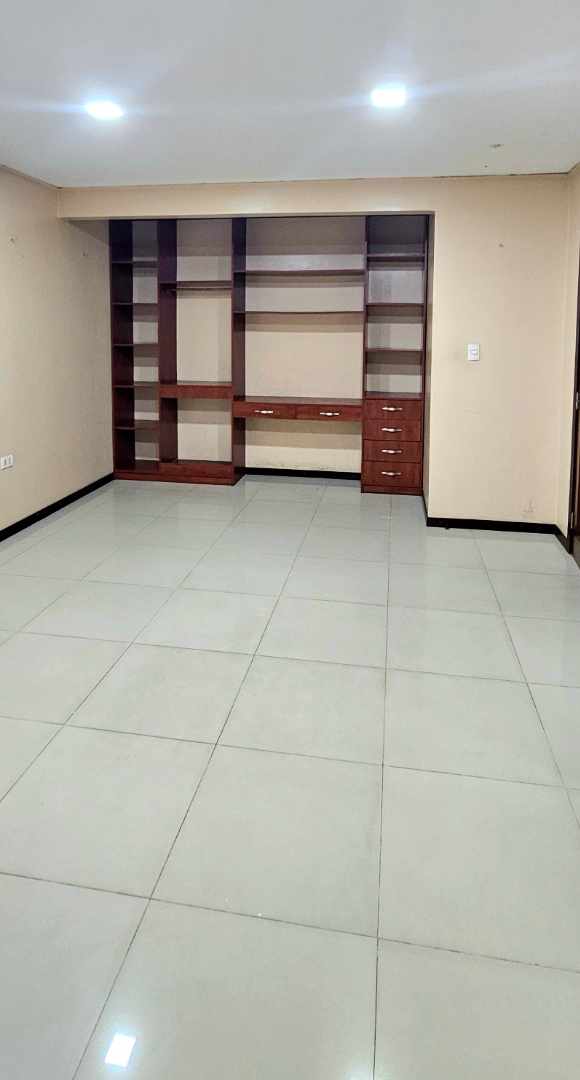 Departamento en AlquilerAv. Brasil 4to anillo 
Atrás del Hospital Guaracachi 

Dpto de 2 DORMITORIOS en Suite 

Bs. 3.000.- 2 dormitorios 2 baños 1 parqueos Foto 18