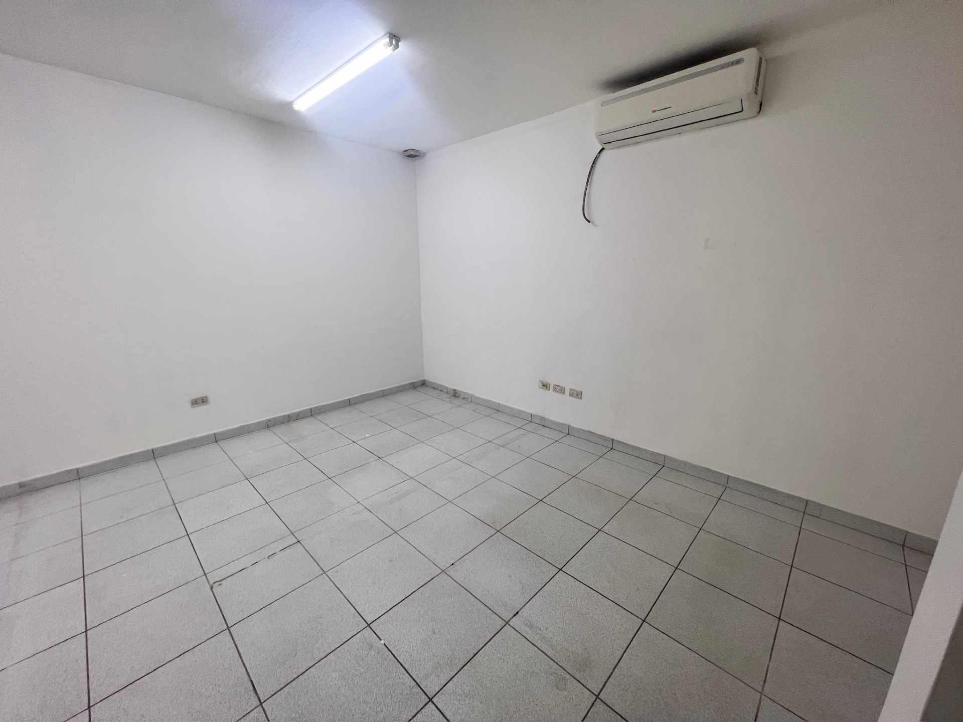 Oficina en AlquilerAV IRALA, entre calle La Paz y Cochabamba 7 dormitorios 5 baños  Foto 8