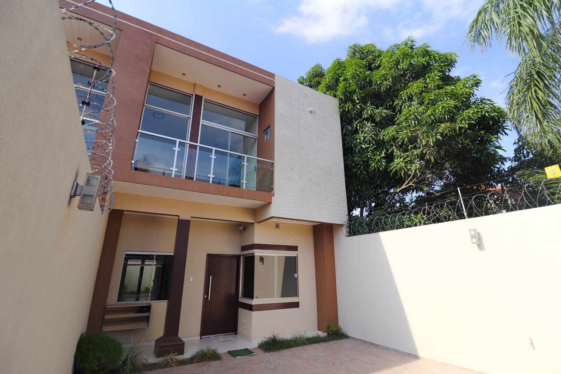 Casa en Entre 7mo y 8vo anillo Sur en Santa Cruz de la Sierra 4 dormitorios 3 baños 2 parqueos Foto 1