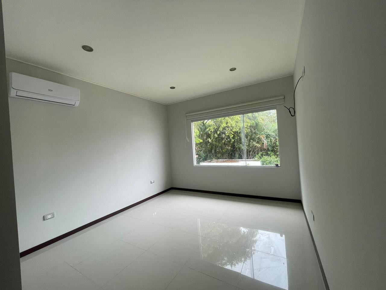 Casa en Entre 3er y 4to anillo Oeste en Santa Cruz de la Sierra 4 dormitorios 6 baños 4 parqueos Foto 18