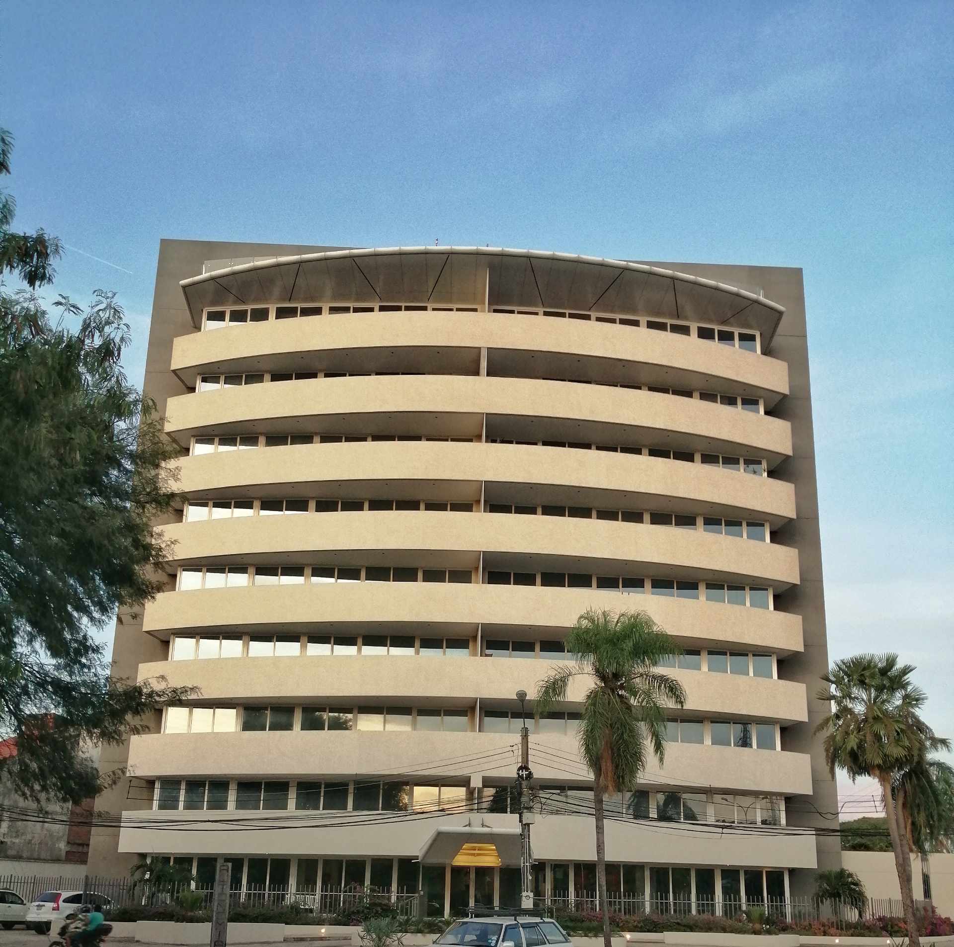 Departamento en Entre 2do y 3er anillo Oeste en Santa Cruz de la Sierra 3 dormitorios 3 baños 1 parqueos Foto 1