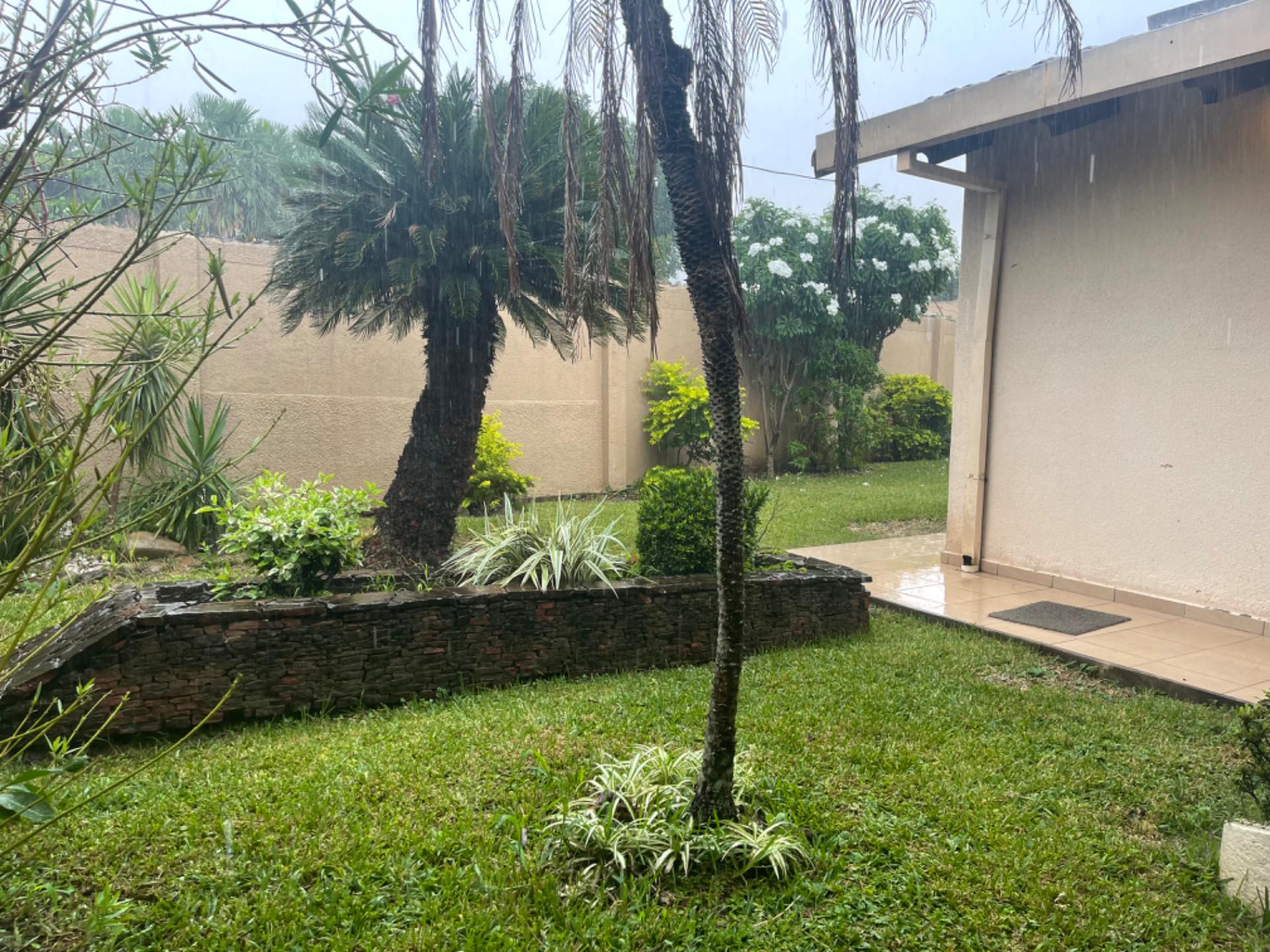 Casa Av Los Cusis zona Norte entre Beni y Banzer Foto 2