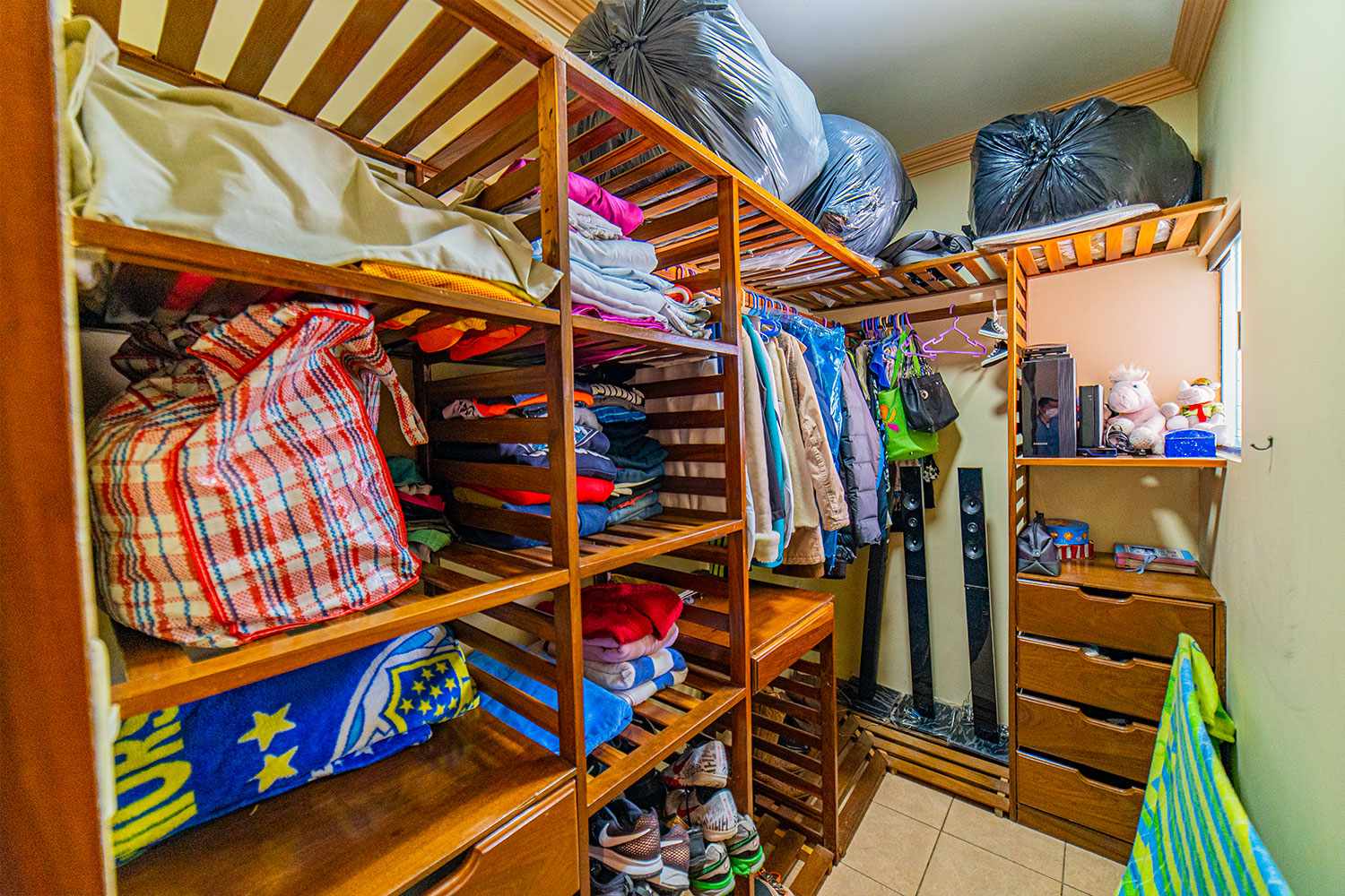 Casa en Entre 5to y 6to anillo Norte en Santa Cruz de la Sierra 4 dormitorios 3 baños 2 parqueos Foto 4