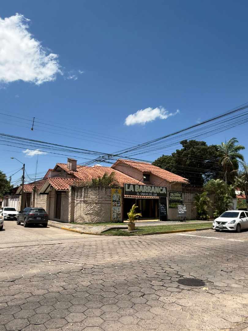 Casa en Entre 2do y 3er anillo Sur en Santa Cruz de la Sierra 4 dormitorios 5 baños 4 parqueos Foto 1