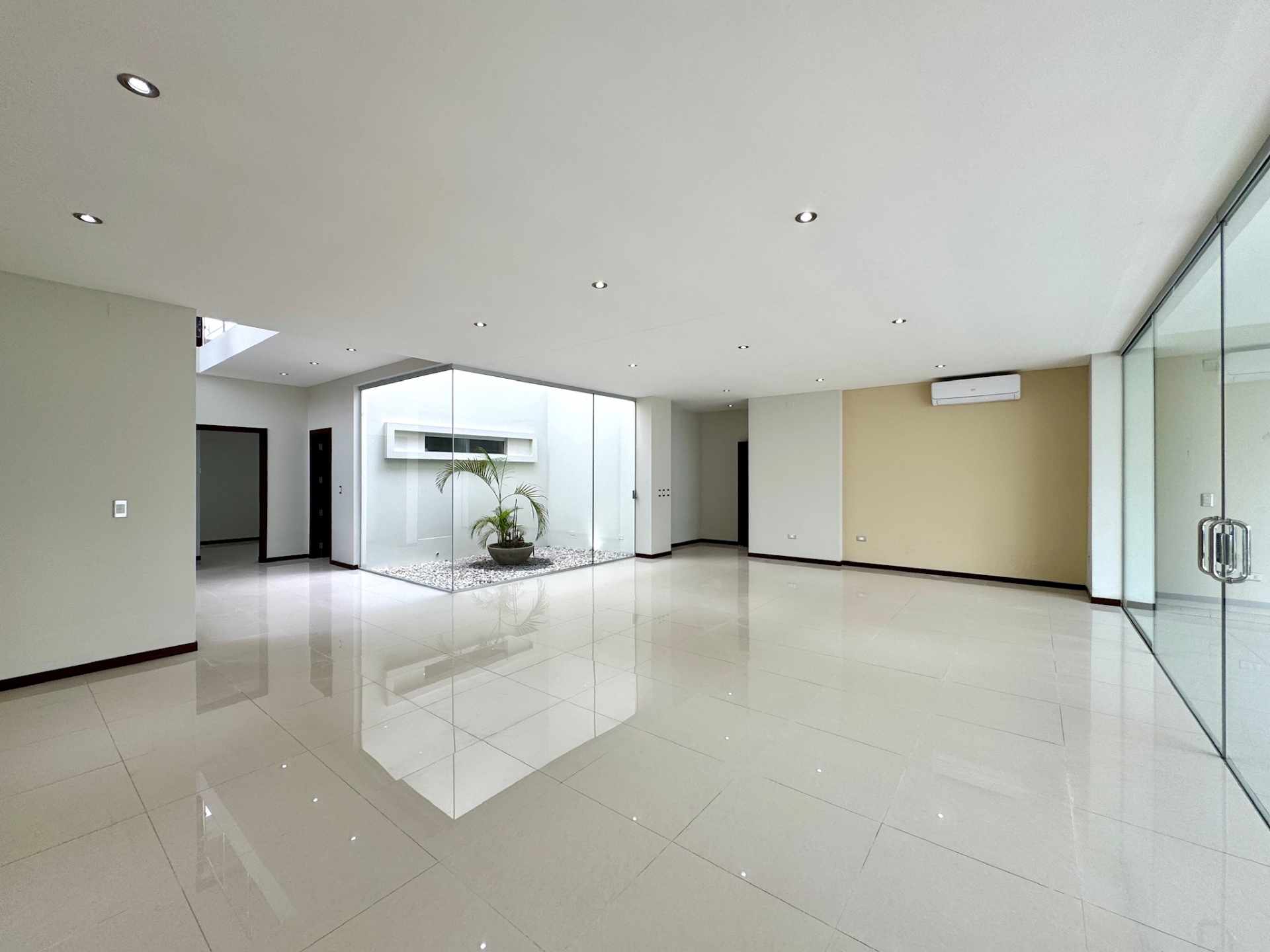 Casa en Entre 3er y 4to anillo Oeste en Santa Cruz de la Sierra 4 dormitorios 6 baños 4 parqueos Foto 16