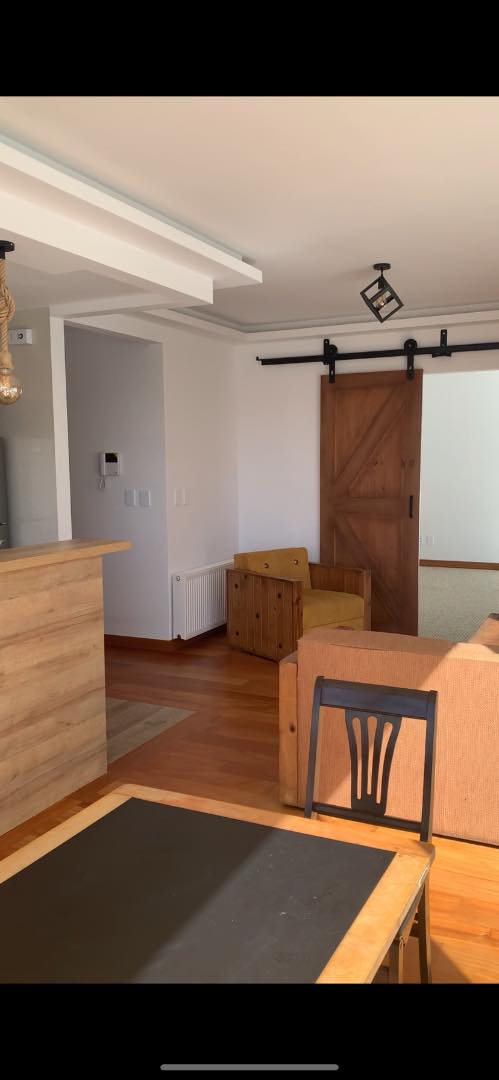 Departamento en AlquilerCota Cota, Urbanización la glorieta final calle A (principal) N 108. Frente a Santorini, Edificio blanco Foto 2